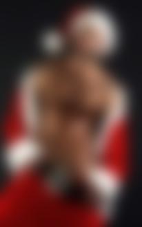 Фото Небритый мужчина с тату на теле в костюме Санта - Клауса, стоит выставив наружу волосатую грудь