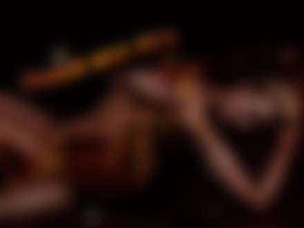 Фото Обнаженная девушка прикрытая атласом, на фоне ночных мерцающих звезд - Нежной всем ночи