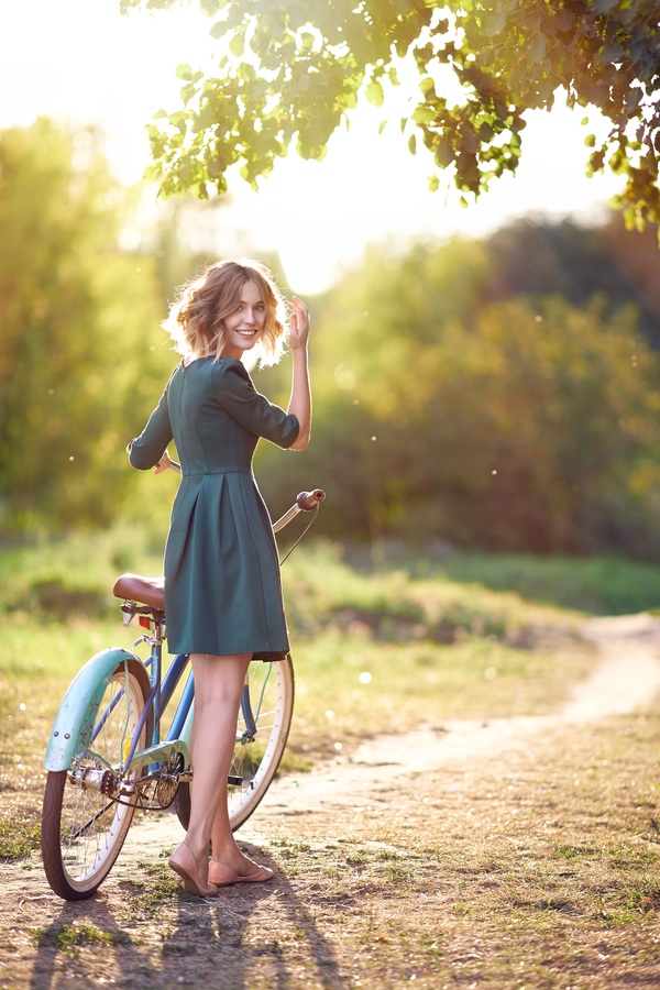 Фото Девушка с велосипедом стоит на фоне природы, фотограф Александр Виноградов
