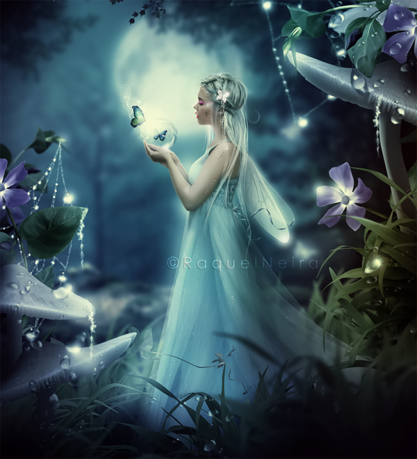 Фото Светловолосая девушка с маленькими крылышками за спиной, держащая в руках стеклянный сосуд с находящейся внутри бабочкой, стоящая возле огромных грибов с каплями воды на фоне ночного неба и полной луны, автор Raquel Neira