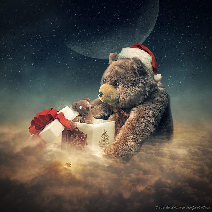 Фото Игрушечный медведь сидит перед коробкой с надписью MERRY CHRISTMAS (С РОЖДЕСТВОМ), ву Evenliu
