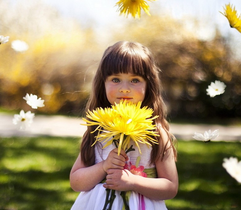девочка с цветком в руках