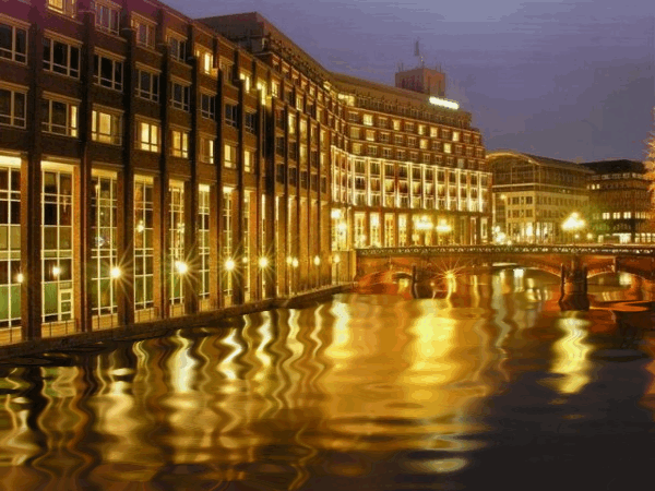 Фото Красивый городской канал, живая вода, здания в ночном городе, мост
