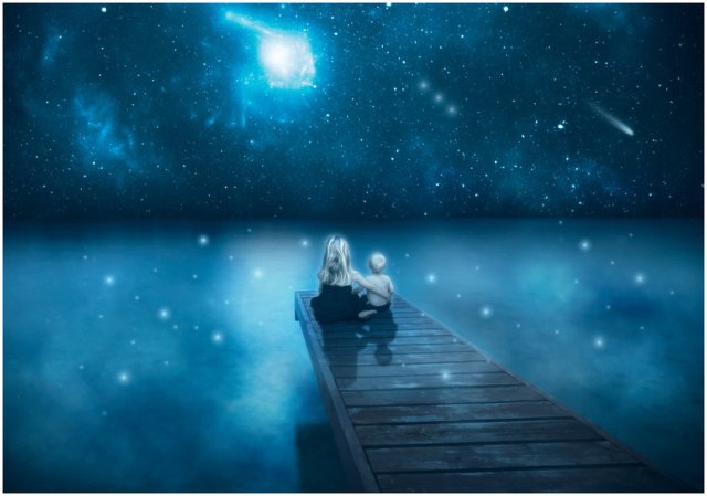 Фото Девочка и мальчик сидят на деревянном пирсе, над покрытой туманом водой и любуются волшебным ночным звездным небом, by frestro79