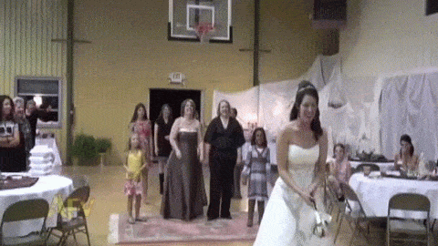Фото Невеста бросает через спину букет, но он попадает не в чьи - то руки, а в баскетбольную корзину