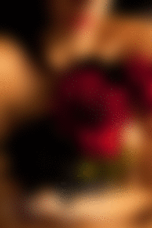 Фото Обнаженная девушка, прижала к груди красные розы (Happy in love / Счастливы в любви)