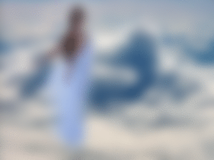 Фото Полуобнаженная девушка в облаках