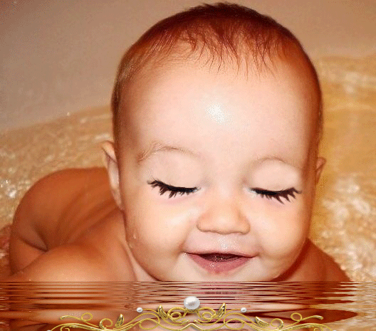 Фото Малыш в воде моргает глазками