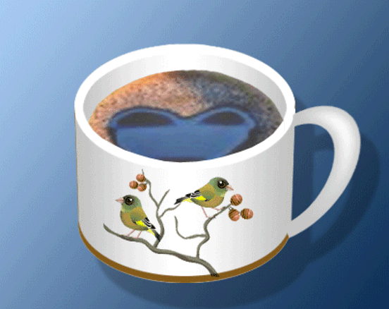 Фото Птички клюют ягоды на ветке, нарисованной на чашке с кофе