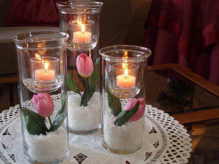Фото На столе стоят емкости с тюльпанами и свечами
