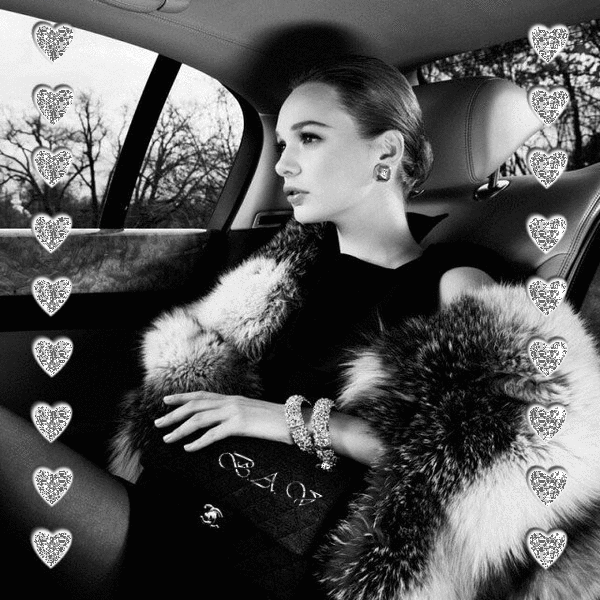 Фото Девушка сидит в автомобиле, на руке блестящий браслет, по бокам полоски из блестящих сердечек