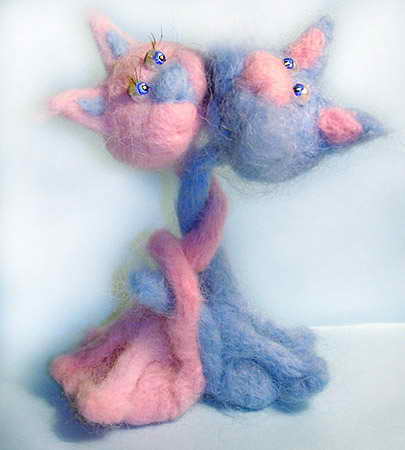 Фото Розовая кошка и голубой кот из мохера скрутились в любовном танце