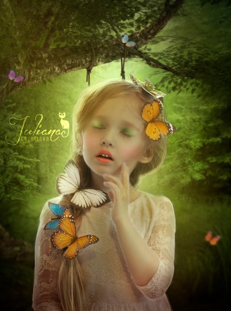 Фото Девочка с бабочками в волосах стоит в лесу, by jugatatinhas