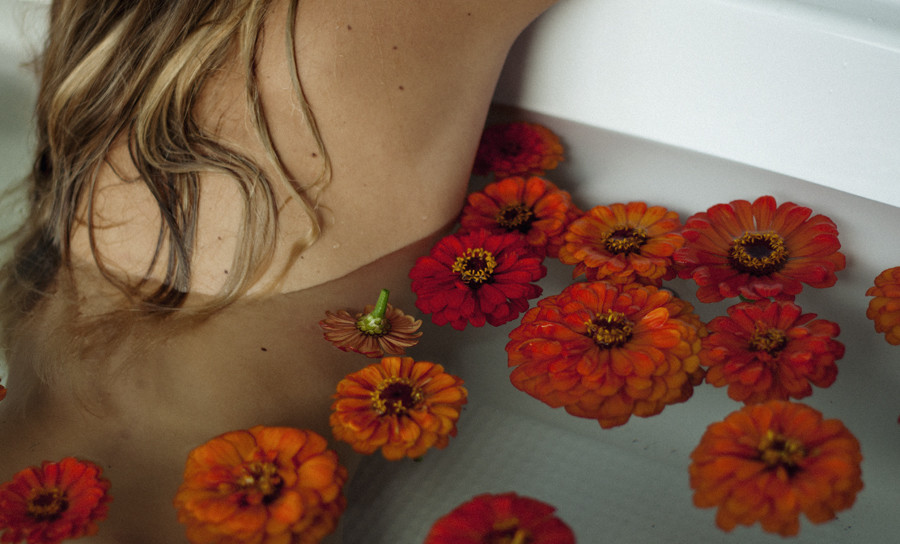 Фото Девушка в воде с цветами