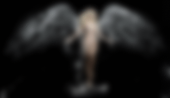 Фото Обнаженная девушка с крыльями из воды на черном фоне