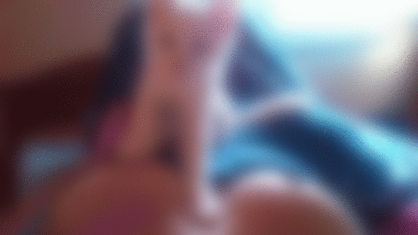 Фото Котенок перебирает лапками по обнаженной груди девушки