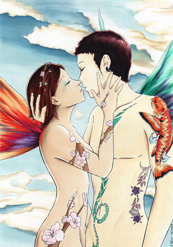 Фото Обнаженные парень и девушка в татуировках целуются на фоне плывущих облаков
