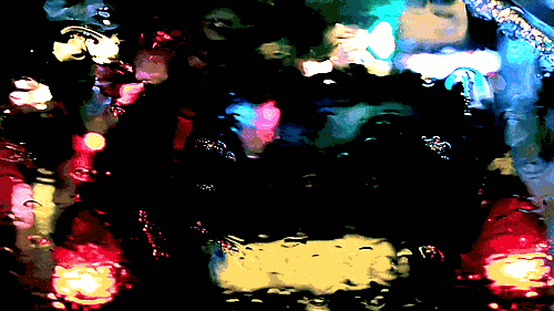 Фото Капли дождя за стеклом, где видны ночные огни