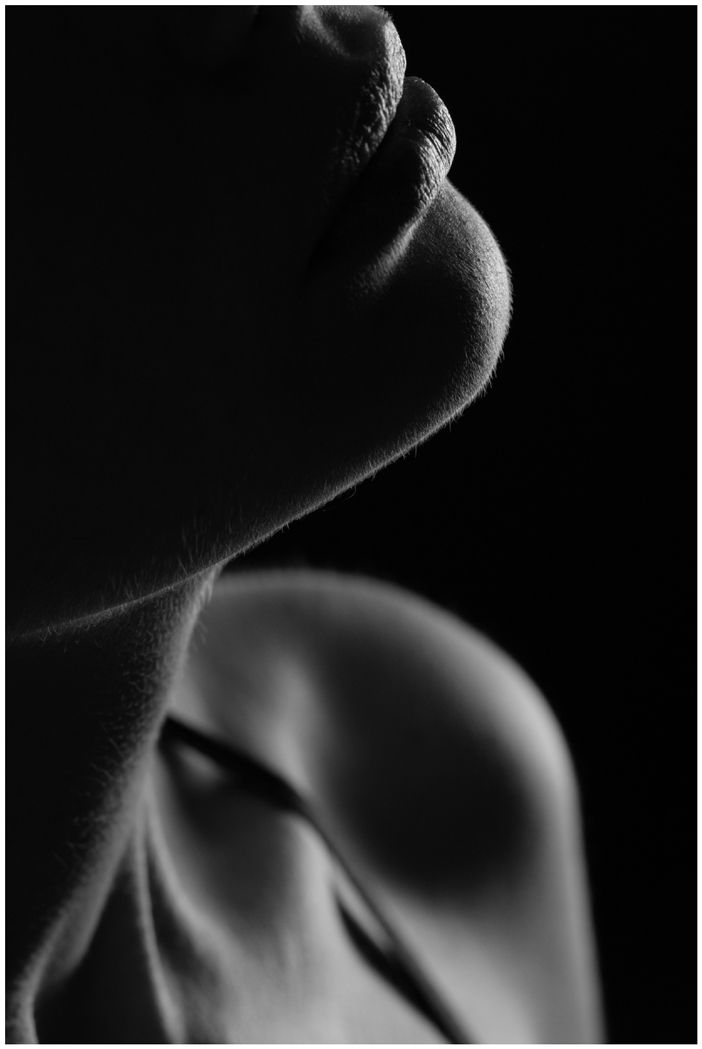 Фото Женские губы и шея на черном фоне