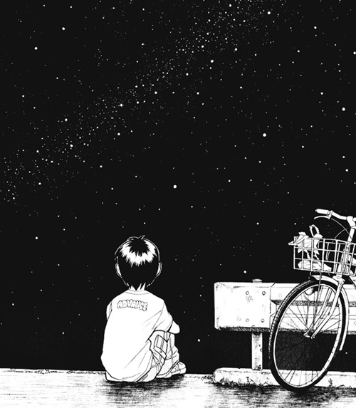Фото Мальчик сидит на фоне ночного неба