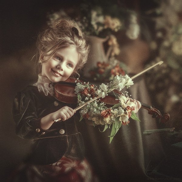 Фото Девочка играет на скрипке украшенной цветами, автор КАРИНА КИЛЬ