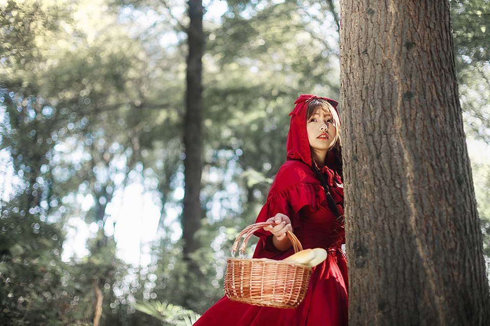 Фото Косплей на Красную шапочку. Девушка держит в руках корзинку с хлебом и пирожками