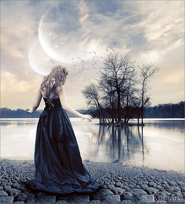 Фото Девушка в длинном платье стоит у озера, в небе летают птицы