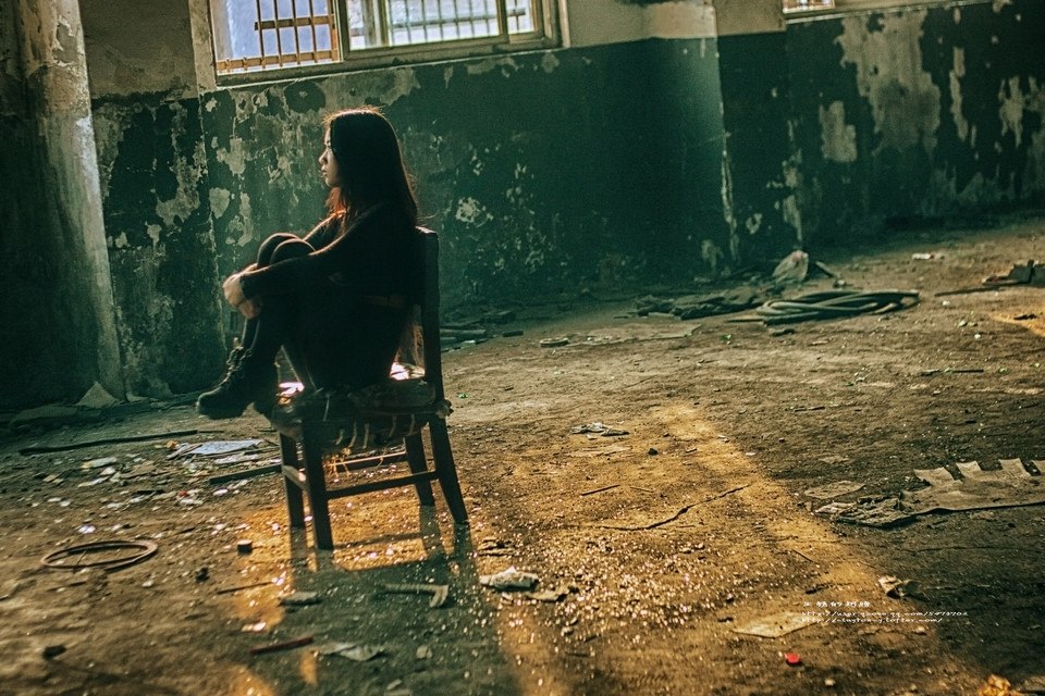 Снова одинока я сижу поет девушка. Фотосессия в заброшенном здании. Девушка сидит на развалинах. Девочки в заброшенных зданиях. Фотосессия на ЗАБРОШКЕ.