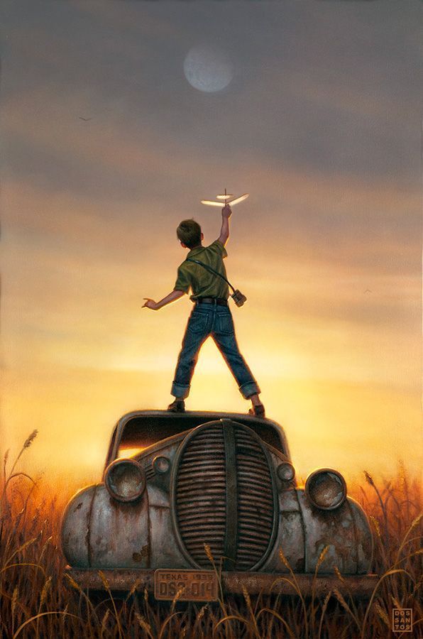 Фото Мальчик стоит на машине с самолетиком в руке