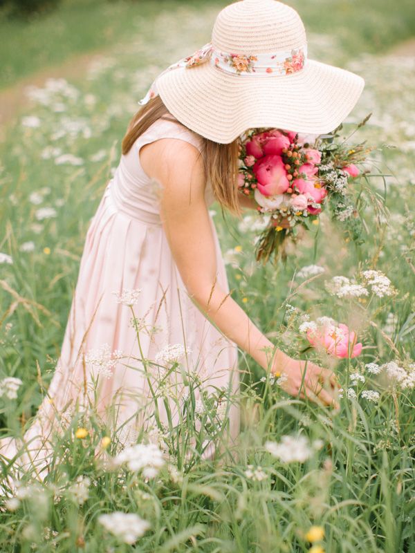 Фото Девушка собирает цветы