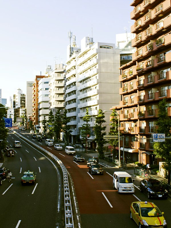 Фото Автомагистраль с небольшим потоком машин и дома, ее окружающие, Токио / Tokyo, Япония / Japan