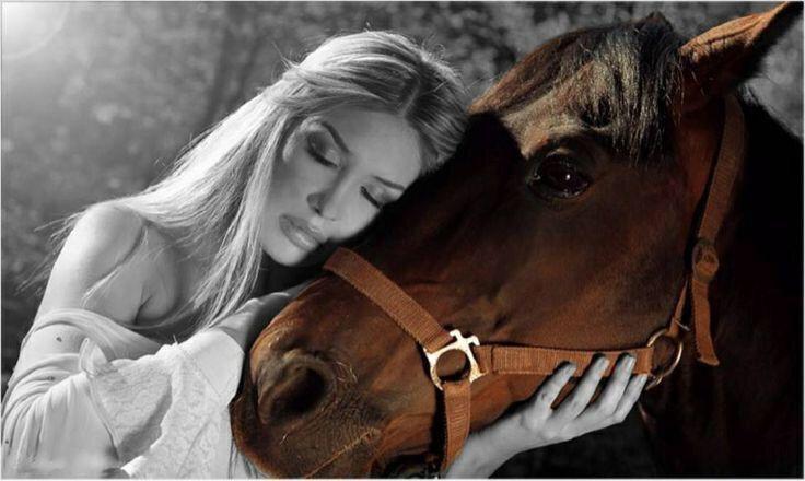 Фото Девушка обнимает лошадь