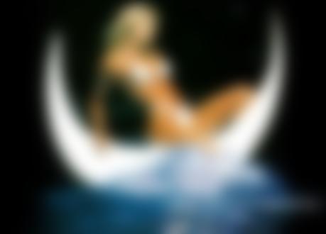 Фото Девушка в белом купальнике сидя на полумесяце, плывет по воде (CAPRICE BOURETT DESKTOP ANGELS)