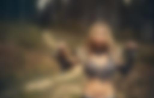 Фото Смелая сексуальная воительница в лесу