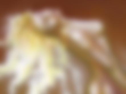 Фото Обнаженная блондинка откинула назад голову с волосами, с которых искрят молнии