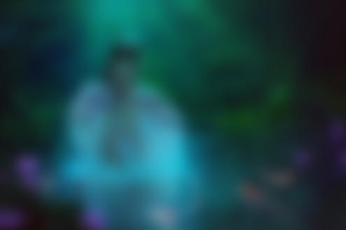 Фото Темноволосая девушка в легкой, прозрачной ткани на обнаженном теле, приложив руки к подбородку, стоящая в воде лесного ручья среди цветущих лилий и плавающих декоративных рыб, медитирует, стоя под проливным дождем, автор Kuschelirme
