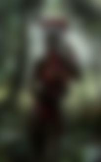 Фото Полуобнаженная девушка с черным цветом кожи, с белыми волосами, знаками на лице, с саблей на боку, стоит опираясь на копье, DeviantArt
