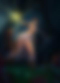Фото Девушка Сорака из игры Лига Легенд / League of Legends / с огненным кинжалом стоит в лесу, обороняясь от врагов, рядом ощерившаяся пантера