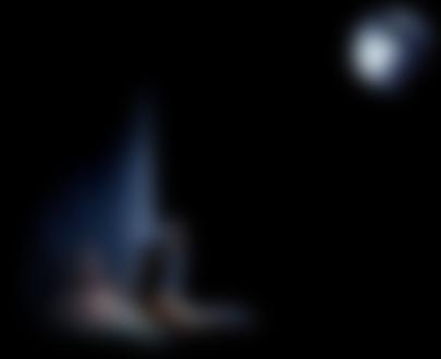 Фото Обнаженная девушка лежит на постели и смотрит на полную Луну
