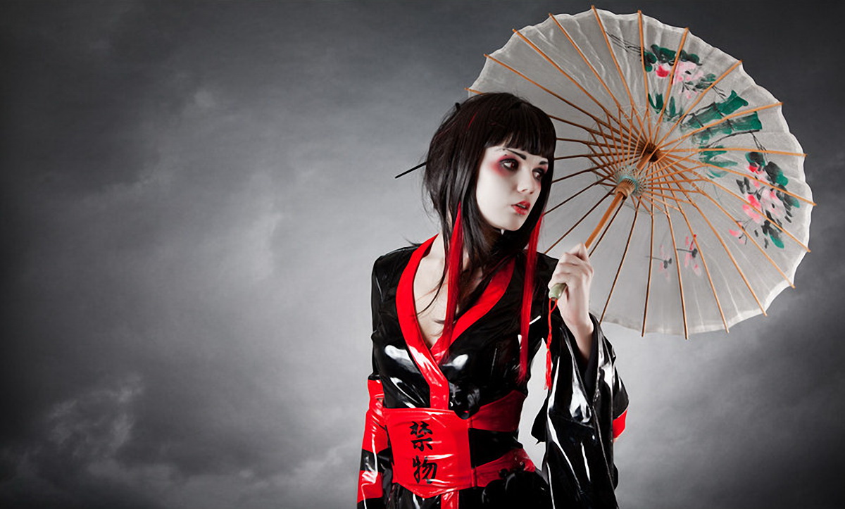 Фото Азиатка с зонтиком на сером фоне