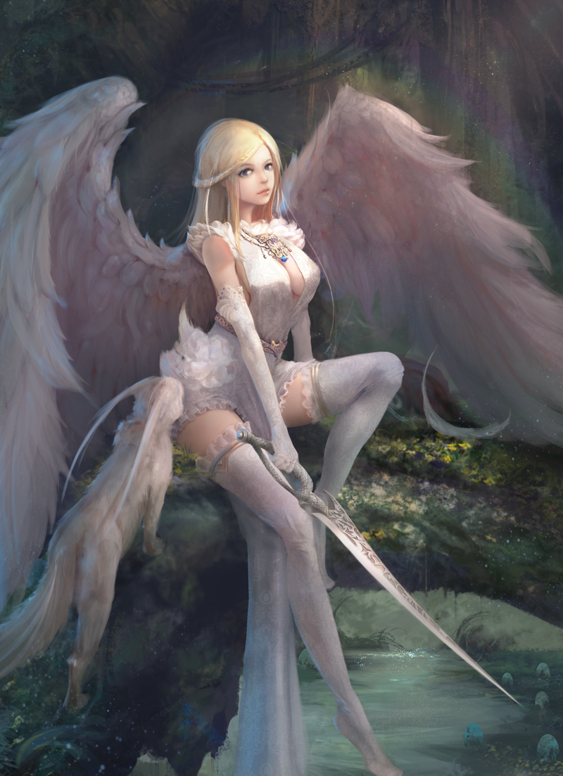 Фото Девушка-ангел держит в руке меч