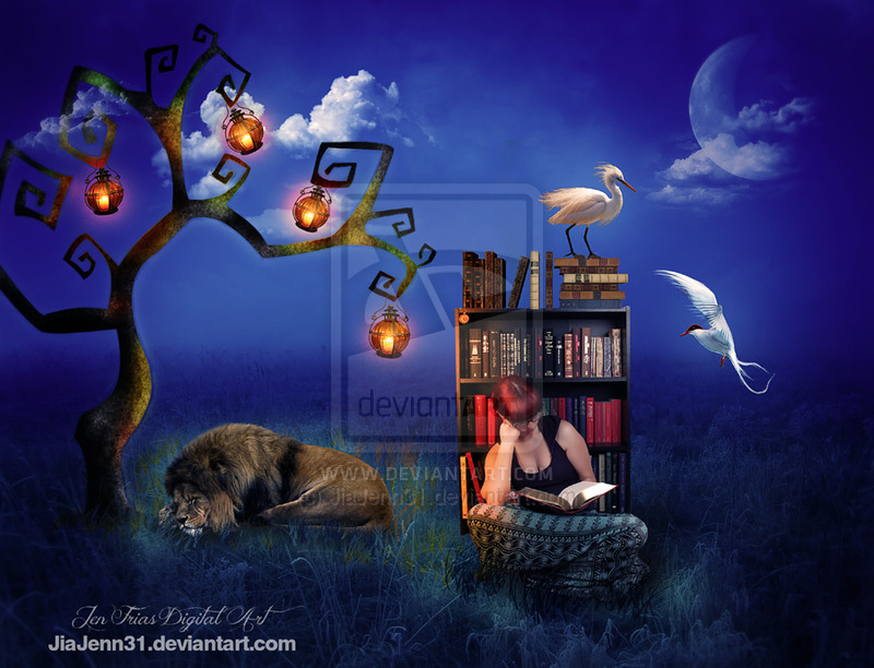 Фото Рыжеволосая девушка, заснувшая за чтением книги, прислонившись спиной к части книжного стеллажа с белыми аистами, находящегося на поляне рядом с растущим деревом с висящими на его ветках горящими фонарями, спящим под деревом львом на фоне ночного, лунного неба с белыми облаками, автор Jia Jenn31