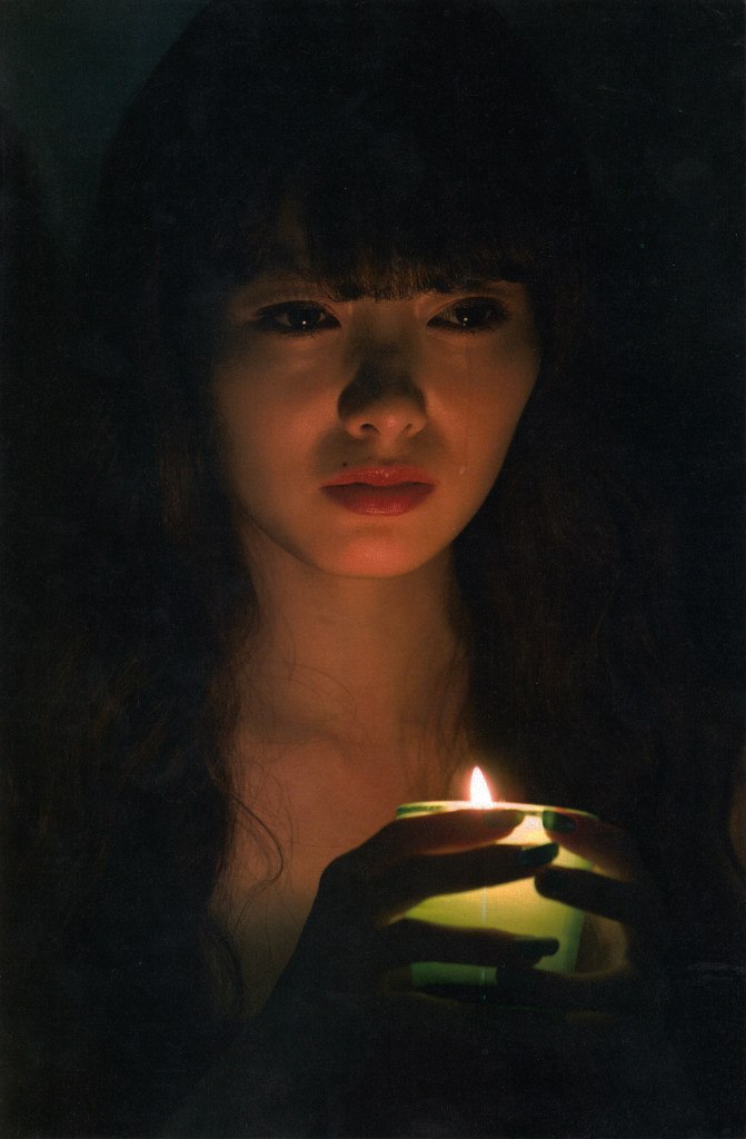 Фото Участница группы Nogizaka46, Шираиши Май / Shiraishi Mai, держит в руках свечку и плачет