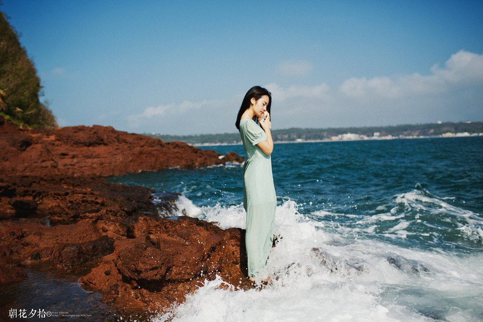 А ты стоишь в синем платье текст. Девушка в бирюзовом. Фотосессия в платье на берегу Тихого океана. Брюнетка в бирюзовом платье.