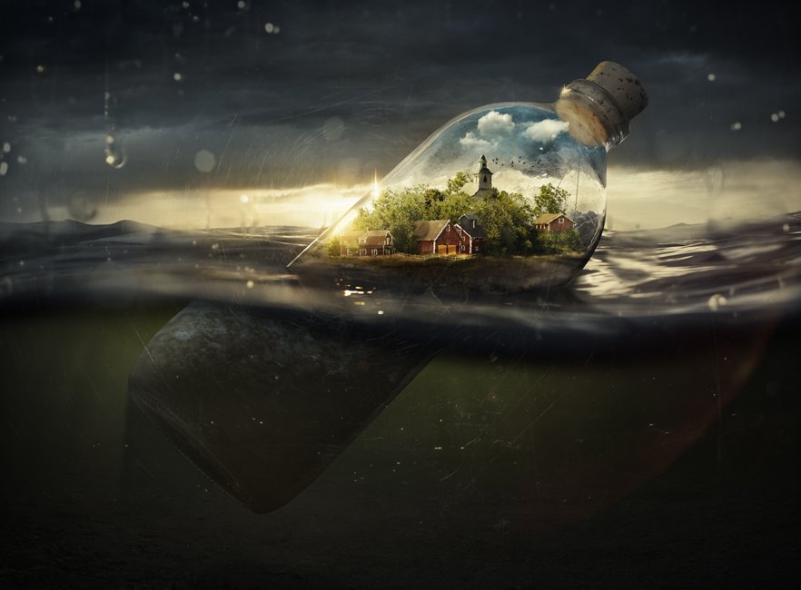 Фото Бутылка, с домами и деревьями в ней, погружена в воду, фотограф и ретушер из Швеции Эрик Йоханссон