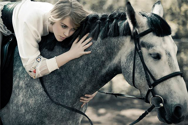 Фото Юная наездница на сером коне