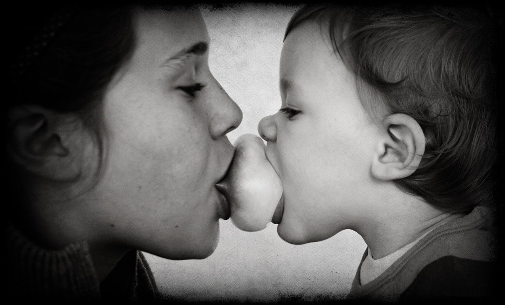 Suck son dick. Дети поцелуй с языком. Детский поцелуй в губы с мамой. Поцелуй матери и ребёнка с языком. Дети поцелуй с языком в губы.
