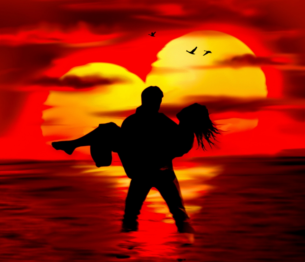 Фото Темный силуэт мужчины, стоящего в воде и держащего на руках девушку, на фоне вечернего неба с заходящим Солнцем в форме сердца