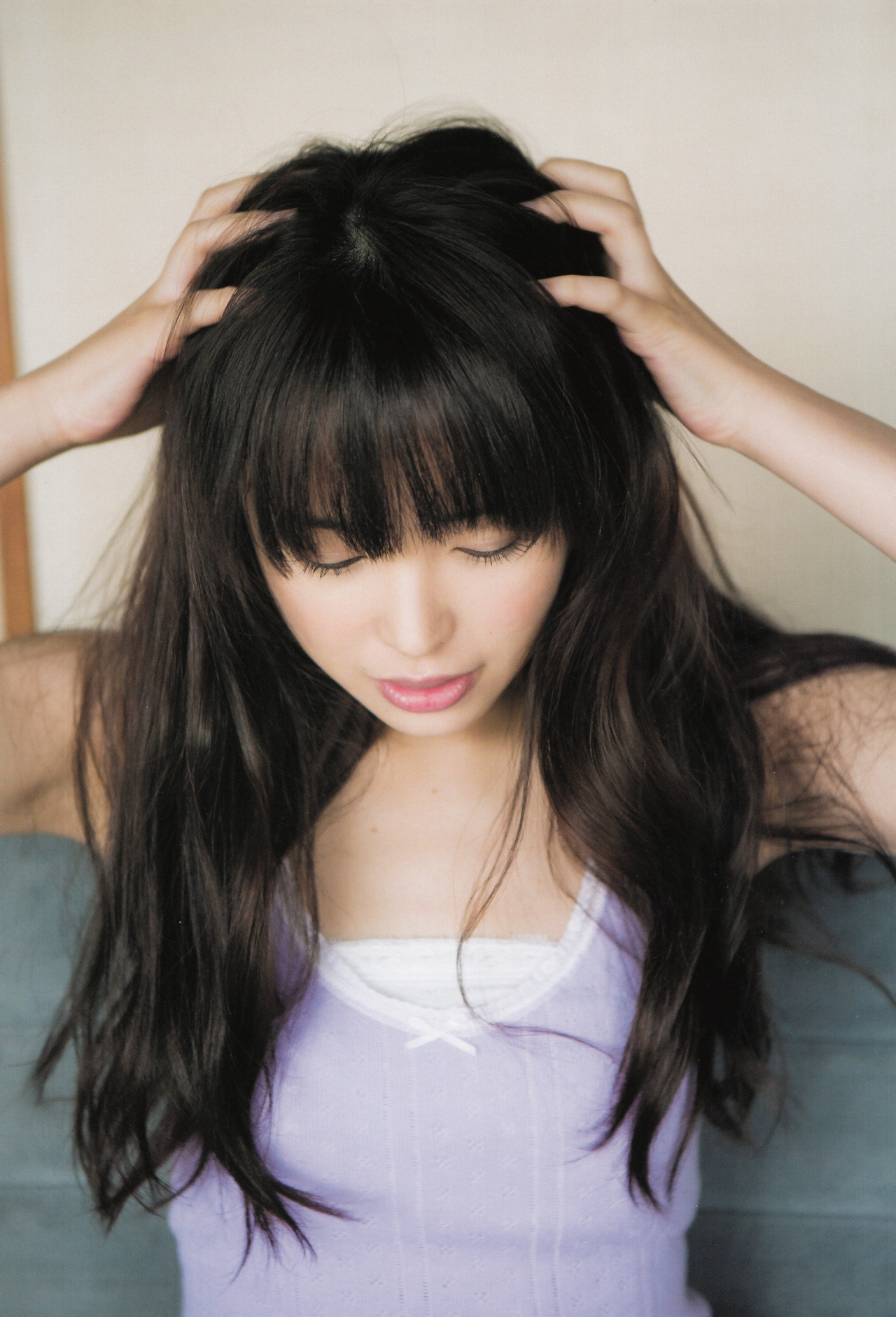 Фото Японка Накаджима Саки / Nakajima Saki, участница группы C-ute, запустила руки себе в волосы