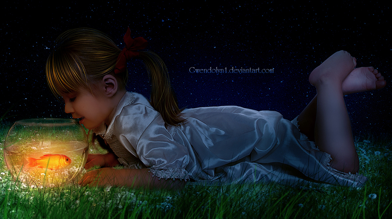 Фото Милая девочка, лежащая на зеленой траве с растущими белыми ромашками, смотрит на плавающую в шарообразном аквариуме золотую рыбку на фоне ночного, звездного неба, автор Gwendolyn 1